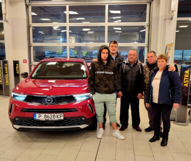 09.11.2021 Честито на г-н Февзи Хасанов и семейството му за новата си Opel Mokka от Автосвят. Желаем много безаварийни километри. Пети предаден автомобил днес, но не последен.