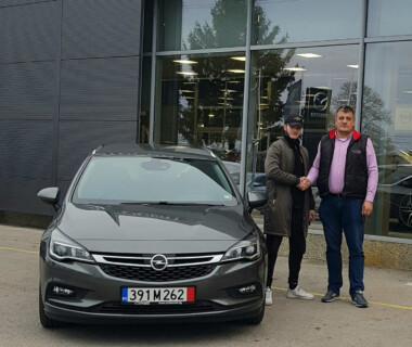 03.12.2021 Честито на г-н Александър Колев за новата си Opel Astra от Автосвят. Желаем много безаварийни километри.