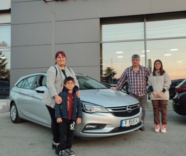 10.11.2022 Честито на г-жа Анелия Андреева и семейството й за новата си Opel Astra от Автосвят. Желаем много безаварийни километри.