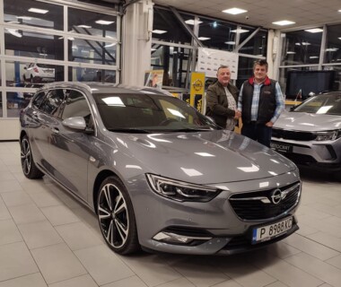 04.11.2022 Честито на г-н Валентин Ованезов за поредния си нов Opel Insignia от Автосвят. След топ оборудвана Insignia A, сега се спря на не по-малко оборудван екземпляр на Insignia B. Желаем много безаварийни километри.