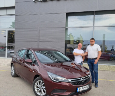 06.10.2023г. Честито на сем. Станчеви за 4-тия си пореден Opel от Автосвят. След Vectra GTS, Insignia (A) и Insignia (B) за г-н Станчев, сега се спряха и на Astra за г-жа Анита Станчева. Честито и много безаварийни километри.