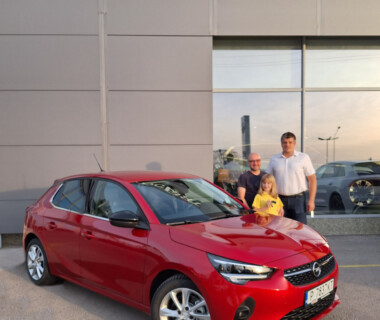 24.10.2023г. Честито на г-жа Йоана Терзиева за новата и Opel Corsa от Автосвят. Поради служебни ангажименти автомобила и бе предаден на г-н Влади Райков. Желаем много безаварийни километри.