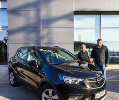 1.11.2024г. Честито на г-н Хасан Кърмъзов за новата му Opel Mokka от Автосвят. Желаем много безаварийни километри.