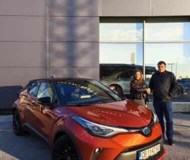 21.11.2024г. Честито на г-жа Теодора Петева за новата й Toyota C-HR Hybrid от Автосвят. Желаем много безаварийни километри.