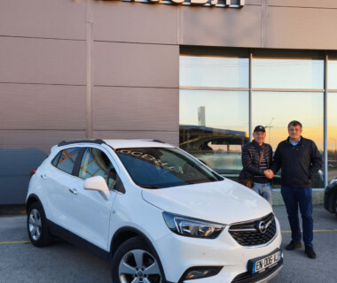 25.11.2024г. Честито на г-н Тихомир Васев за новата му Opel Mokka от Автосвят. Желаем много безаварийни километри.