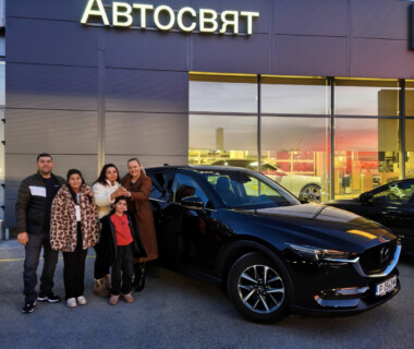 18.12.2024г. Честито на сем. Молла за новата им Mazda CX5 от Автосвят. Желаем много безаварийни километри.
