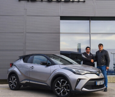 17.11.2025г. Честито на г-н Иво Абдел Хаким Рабуш за новата му Toyota CH-R закупена от Автосвят. Желаем много безаварийни километри.